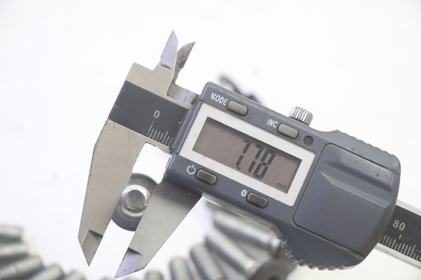 photo de BREMSSCHEIBENSCHRAUBE KAWASAKI GPZ RX 1000 (1986 - 1988) - Technische Nahaufnahme