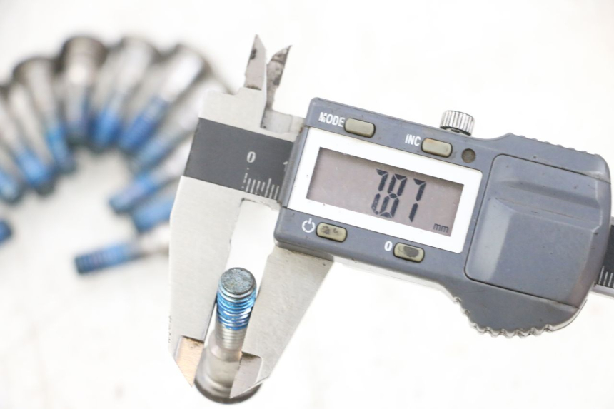 photo de BREMSSCHEIBENSCHRAUBE SUZUKI GSXR GSX-R 1000 (2003 - 2004) - Zoom auf Gebrauchszustand