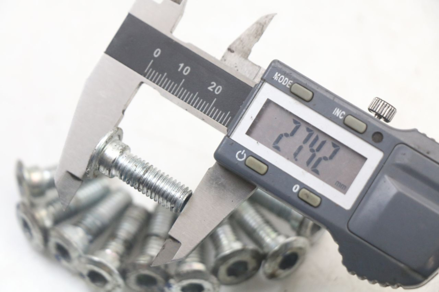 photo de BREMSSCHEIBENSCHRAUBE MASAI SCRAMBLER SPORT 125 (2021 - 2025) - Zoom auf Gebrauchszustand