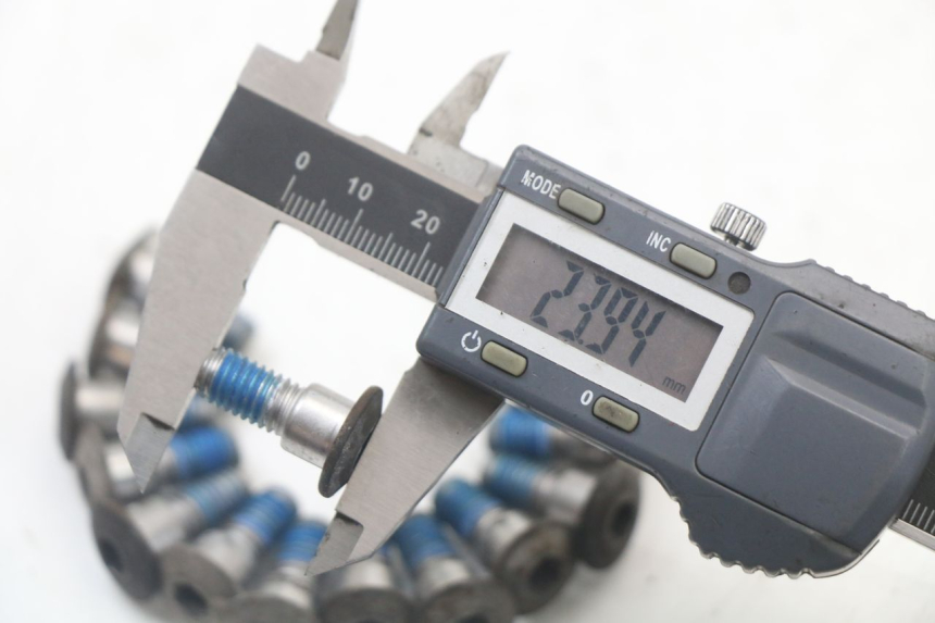 photo de BREMSSCHEIBENSCHRAUBE SUZUKI GSR 750 (2011 - 2017) - Zoom auf Gebrauchszustand