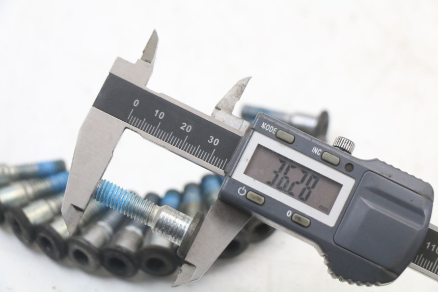 photo de BREMSSCHEIBENSCHRAUBE SUZUKI SV S 650 (1999 - 2002) - Zoom auf Gebrauchszustand