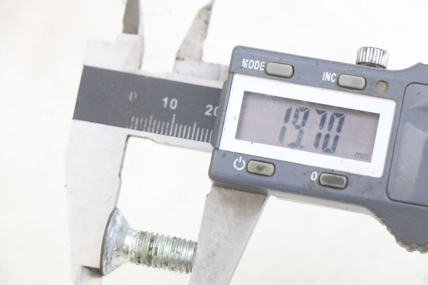 photo de BREMSSCHEIBENBOLZEN PEUGEOT TREKKER 50 (1998 - 2004) - Zoom auf Gebrauchszustand