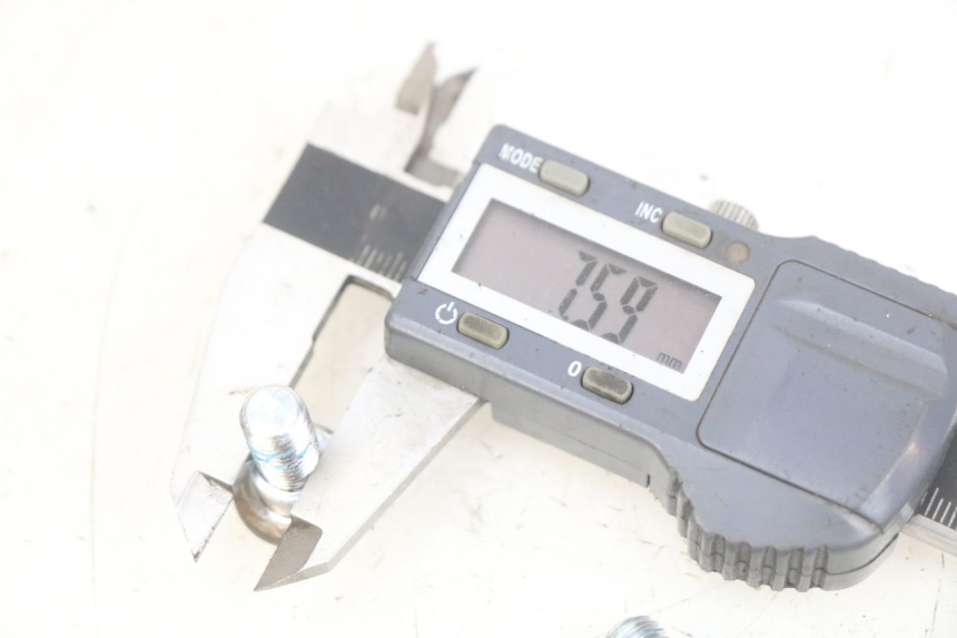 photo de BREMSSCHEIBENBEFESTIGUNGSSCHRAUBE DAELIM VJ ROADWIN FI 125 (2008 - 2017) - Zoom auf Gebrauchszustand