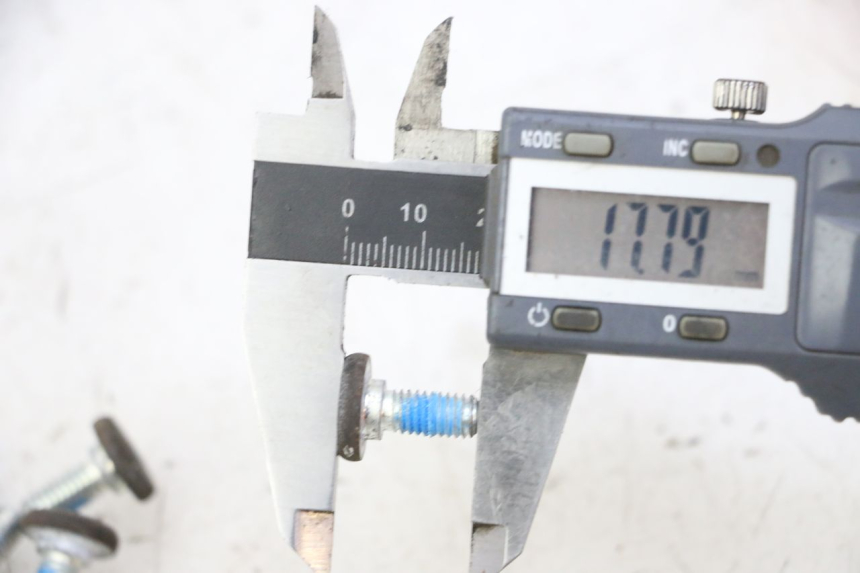 photo de BREMSSCHEIBENBEFESTIGUNGSSCHRAUBE YAMAHA X-MAX XMAX 250 (2006 - 2009) - Detailansicht des Bauteils