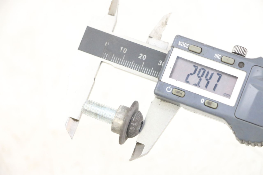 photo de BREMSSCHEIBENBEFESTIGUNGSSCHRAUBE PIAGGIO X10 125 (2012 - 2017) - Zoom auf Gebrauchszustand