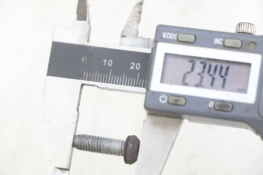 photo de BREMSSCHEIBENBEFESTIGUNGSSCHRAUBE PIAGGIO X9 EVOLUTION 125 (2003 - 2007) - Zoom auf Gebrauchszustand