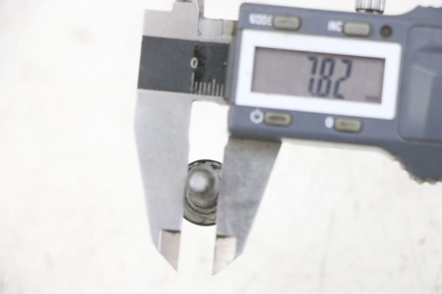 photo de BREMSSCHEIBENSCHRAUBE YAMAHA FZS FAZER 600 (2001 - 2003) - Zoom auf Gebrauchszustand