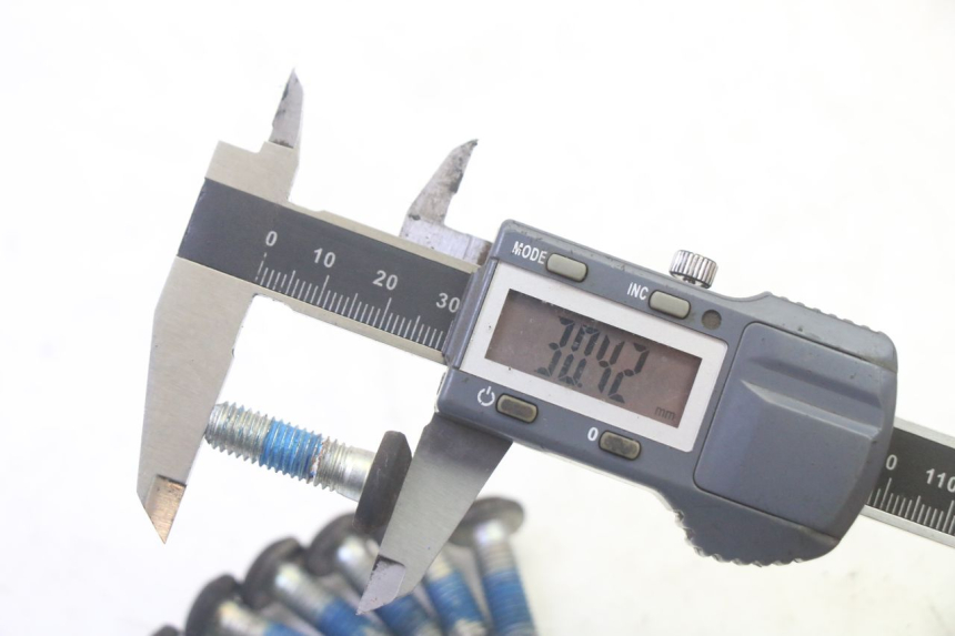 photo de BREMSSCHEIBENBEFESTIGUNGSSCHRAUBE YAMAHA YP MAJESTY 125 (2007 - 2010) - Technische Nahaufnahme